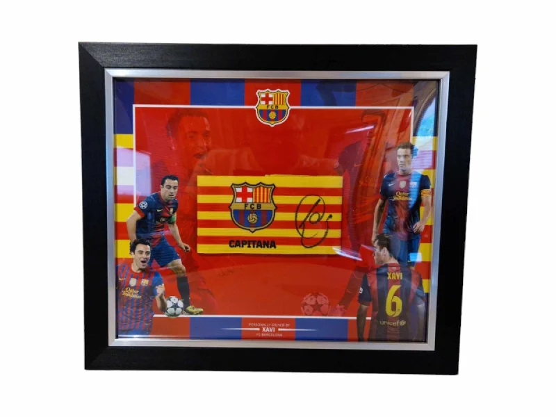 XAVI - SIGNERT KAPTEINSBIND I "ART-FRAME" MED EKTEHETSBEVIS/COA